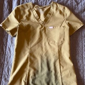 Figs slim fit Catarina 1 pocket scrub top + Zamora jogger bottom